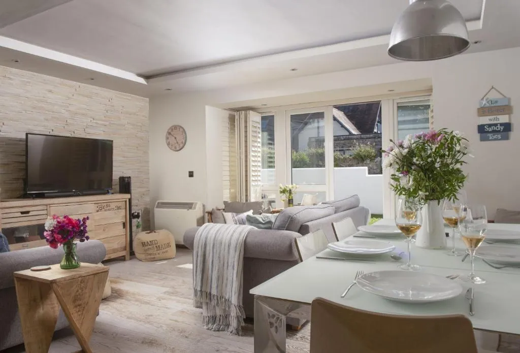Open-plan living and dining space at 7 Pentire Rocks